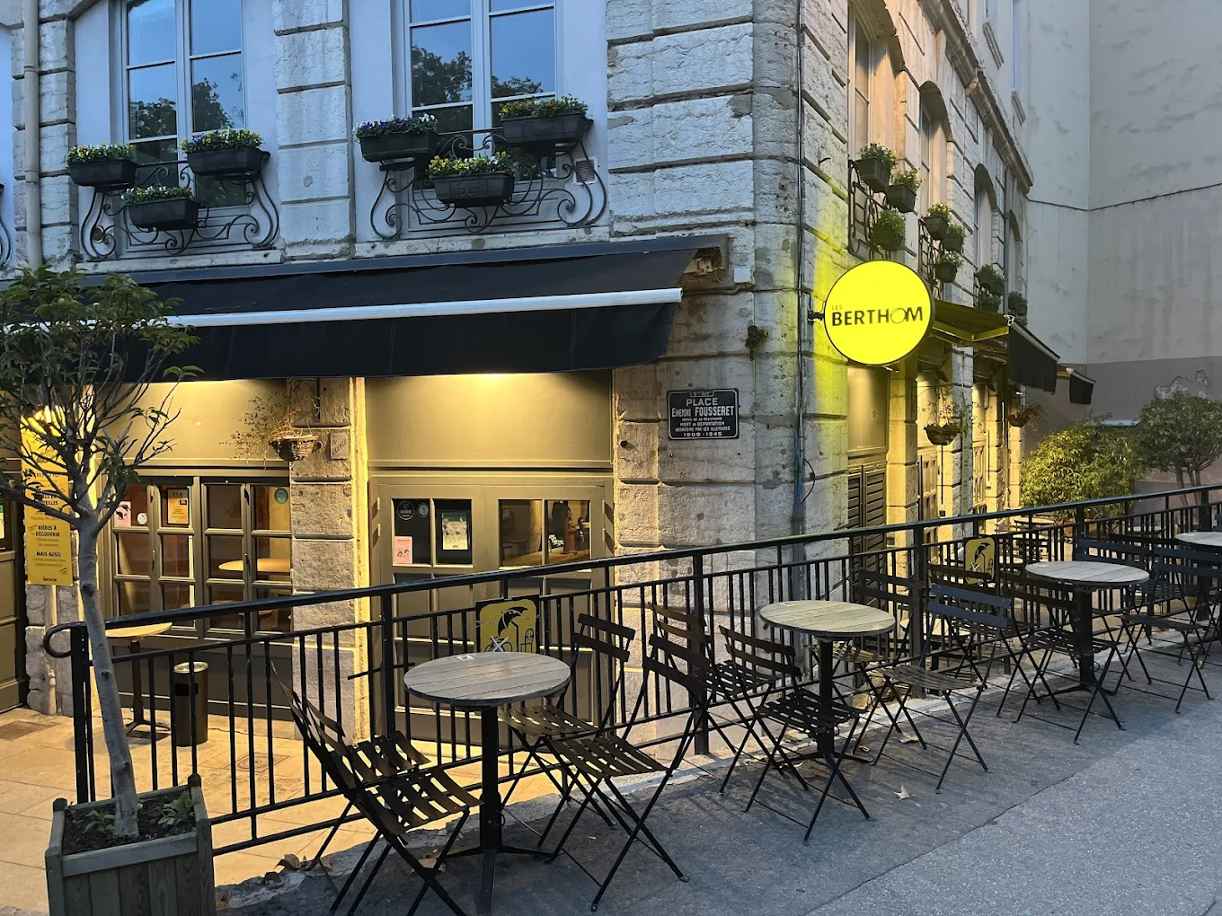 Intérieur en pierre et bois des Berthom Vieux Lyon avec comptoir et chaises hautes