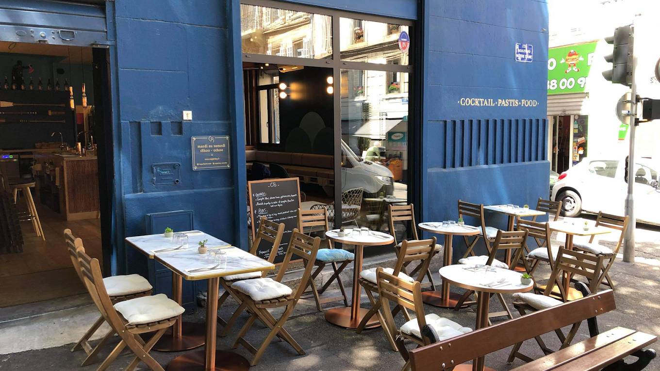 CopperBay Marseille - façade et terrasse avec enseigne Cocktail Pastis Food