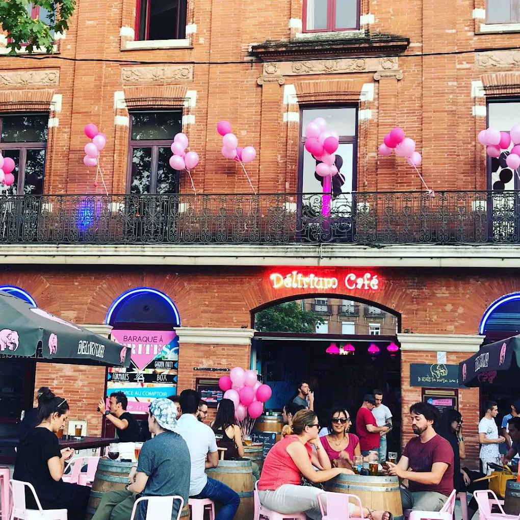 Délirium Café Toulouse – façade aux éléphants roses, Allées Jean-Jaurès