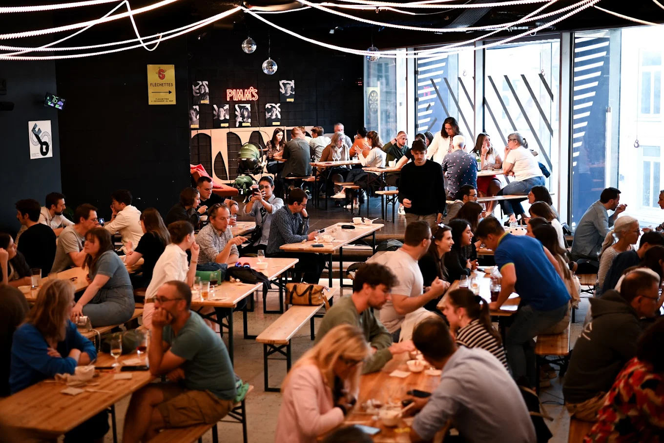 Vue d’ensemble de Grand Scène Lille, stands street-food et bar central
