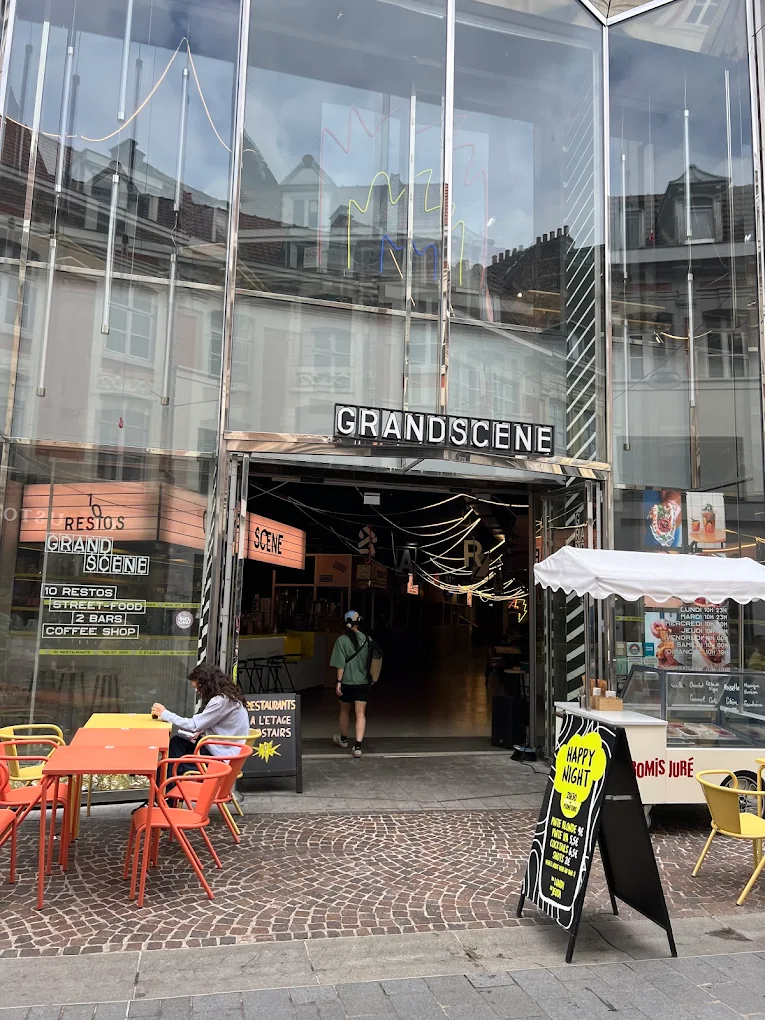 Comptoir d’un stand à Grand Scène Lille, plats servis minute et file conviviale