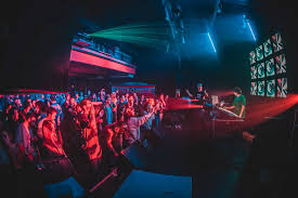 Salle de l’Antirouille Montpellier, danseurs et lumières club