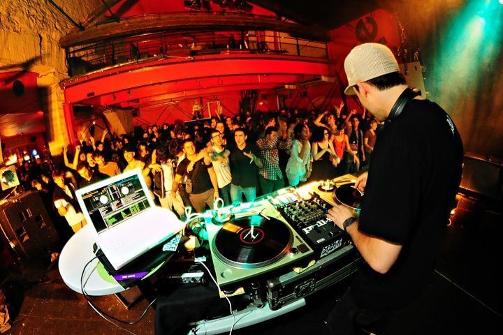 DJ set à l’Antirouille Montpellier, ambiance tardive et fumée de scène