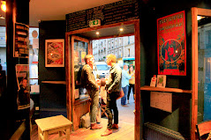 Intérieur du bar L'Octopussy Paris : tables hautes et déco rock