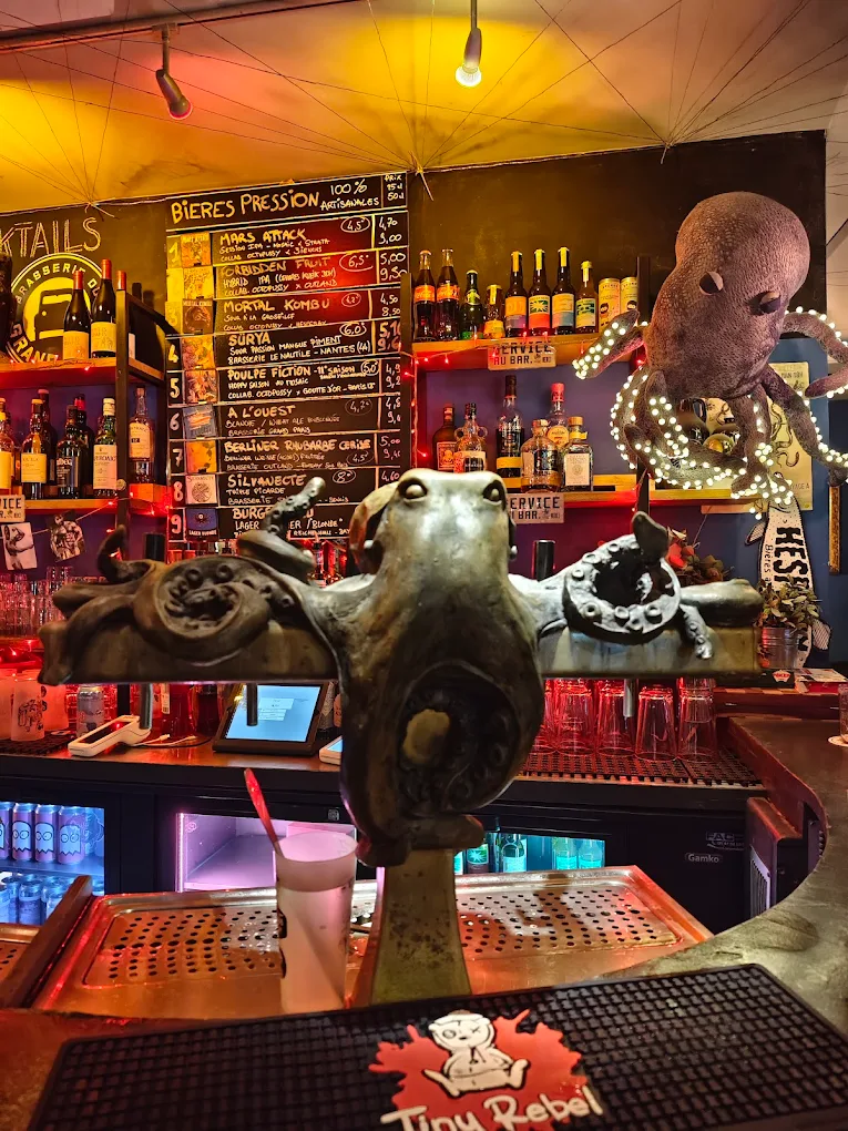 Ambiance du bar L'Octopussy à Paris (17e), lumières tamisées et comptoir