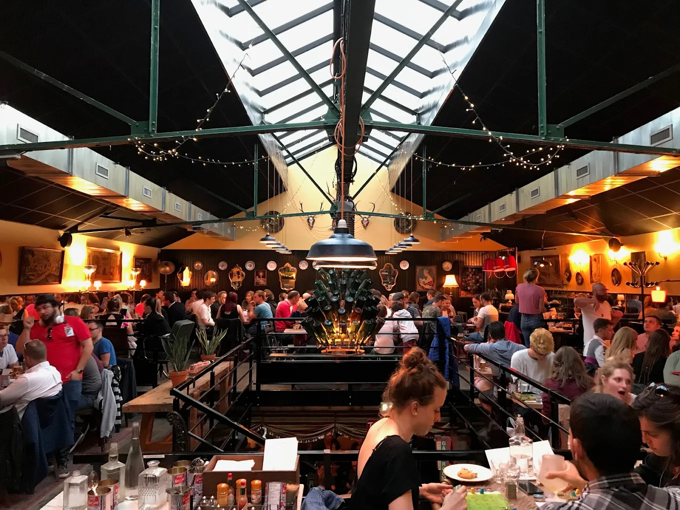 Animateur expliquant un jeu à La Luck Lille, ambiance chaleureuse en soirée