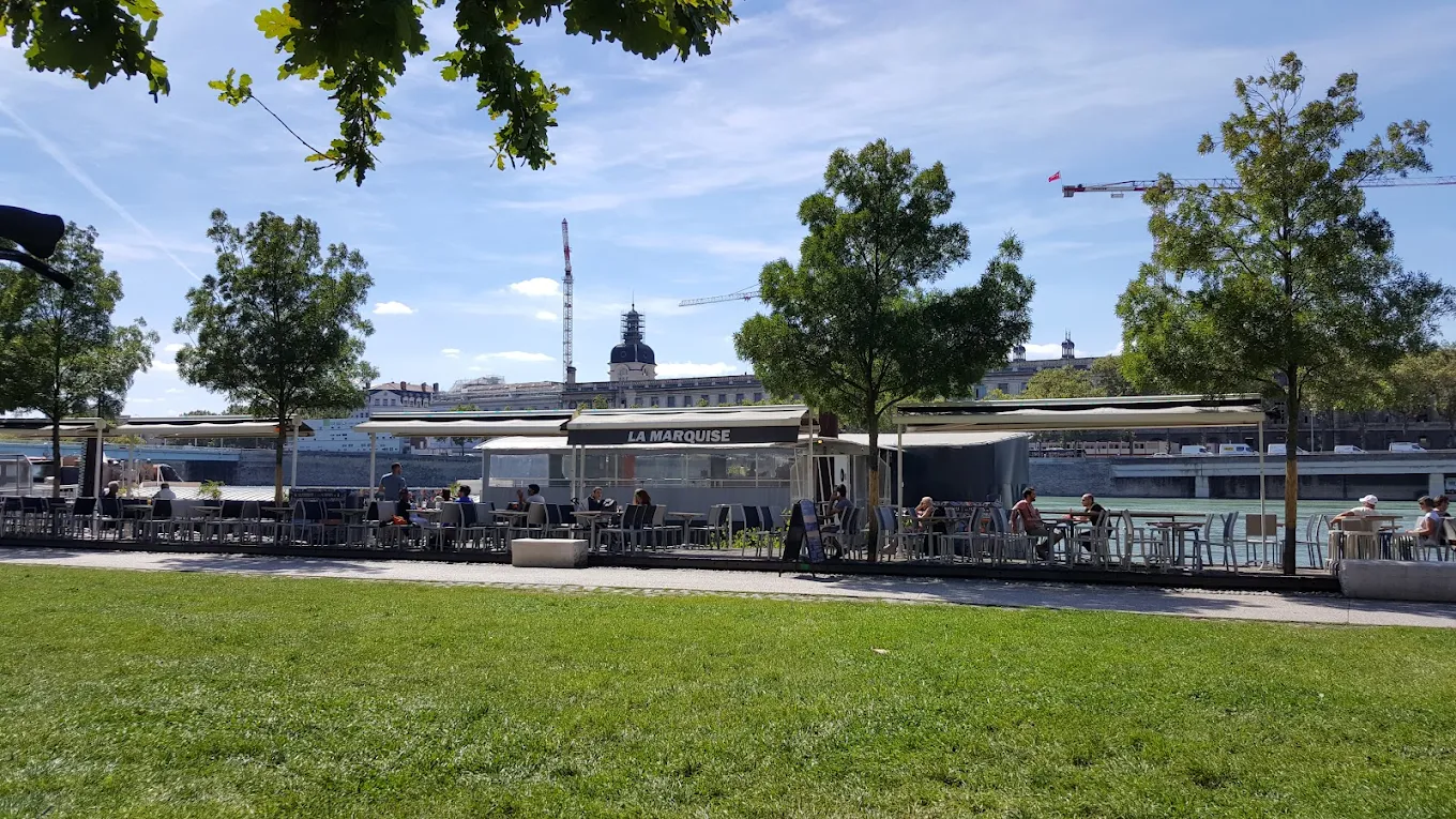 Terrasse de La Marquise Lyon avec tables et vue sur le Rhône
