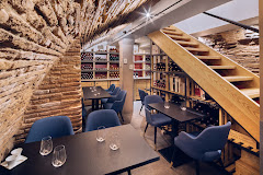 Le 5 Wine Bar Toulouse – cave en briques et comptoir à vins