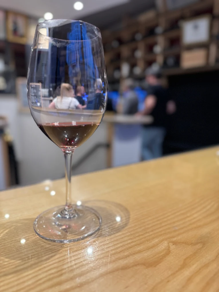 Le 5 Wine Bar Toulouse – présentoirs et bouteilles