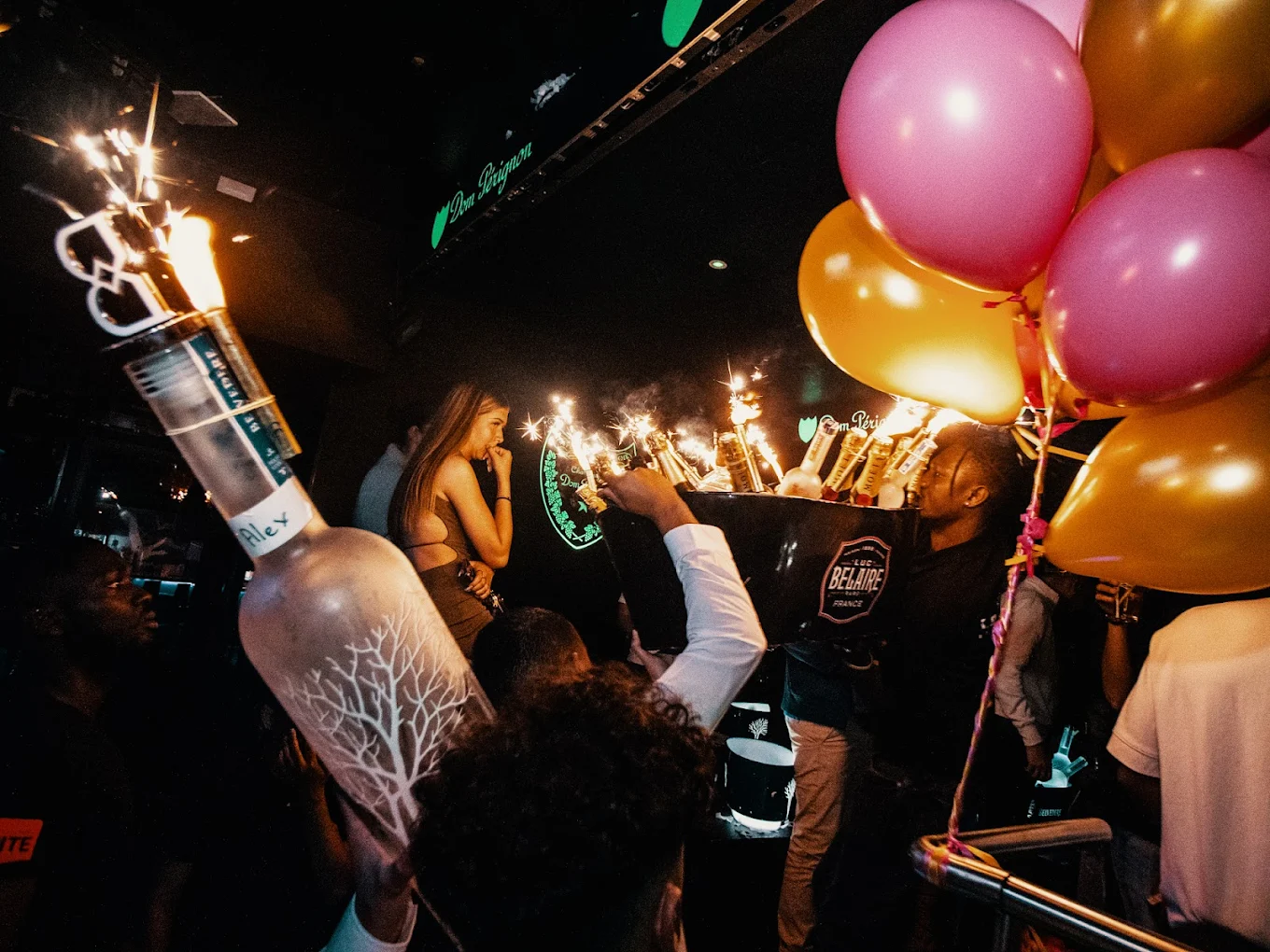 Piste de danse au Network Lille, lumières club et DJ au fond