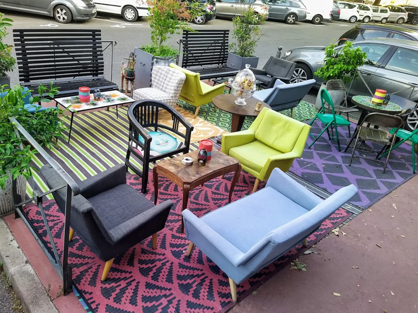 Comptoir du bar Le Parfum à Montpellier, ambiance speakeasy tamisée dans le quartier des Beaux-Arts