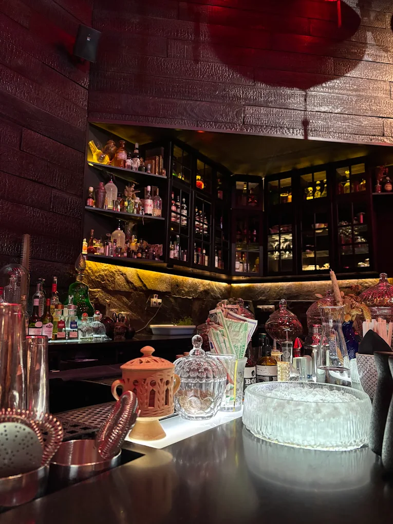 Cocktail signature au Parfum Montpellier, verrerie élégante et glace claire
