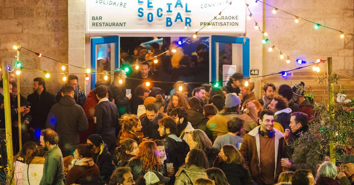 Intérieur du Social Bar Montpellier, grande salle animée avec jeux d’ambiance