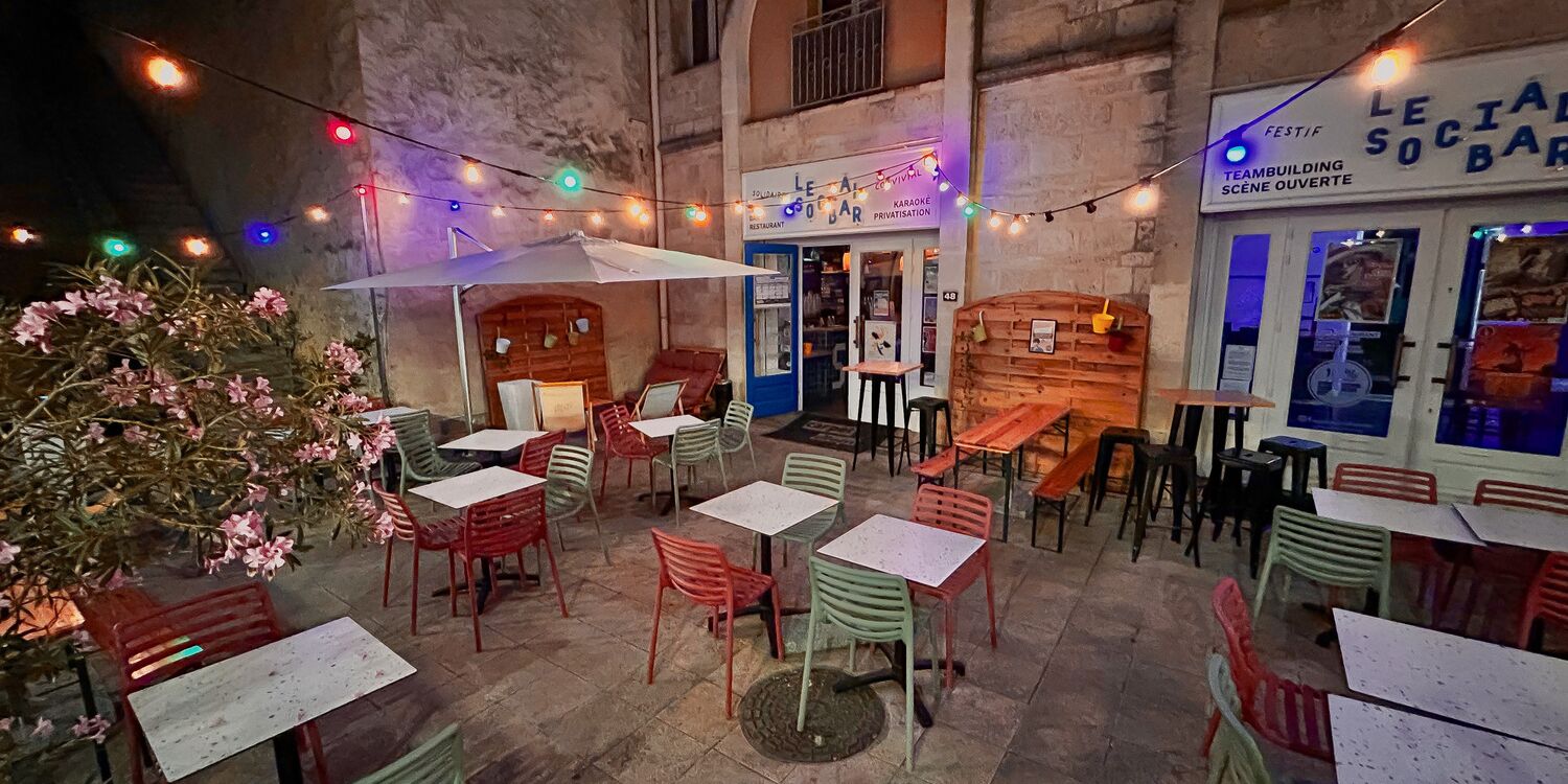 Soirée au Social Bar Montpellier, groupe d’amis autour du bar central