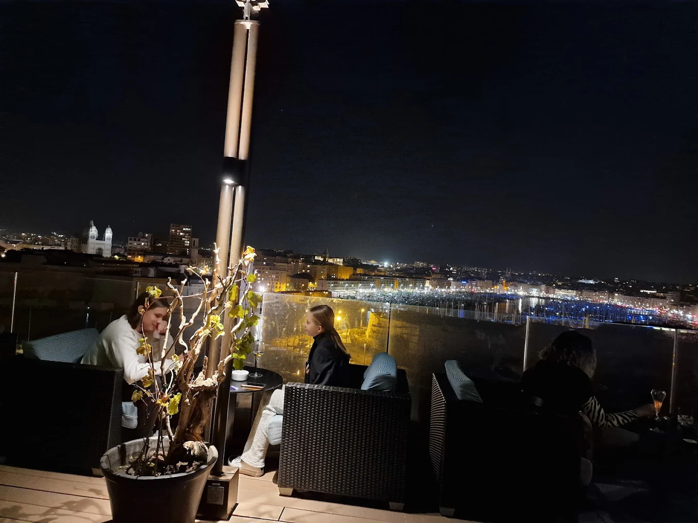 Le Dantès Skylounge Marseille – bar intérieur avec éclairage design