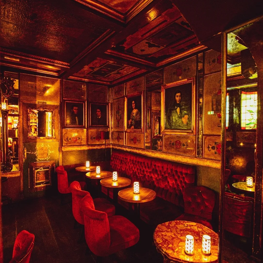 Intérieur vintage du bar Le Florian à Lyon, velours rouge et éclairage tamisé