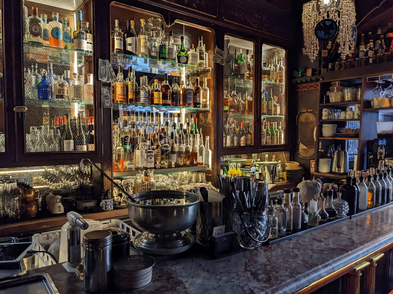 Décor intérieur du bar Le Florian avec fauteuils en velours rouge