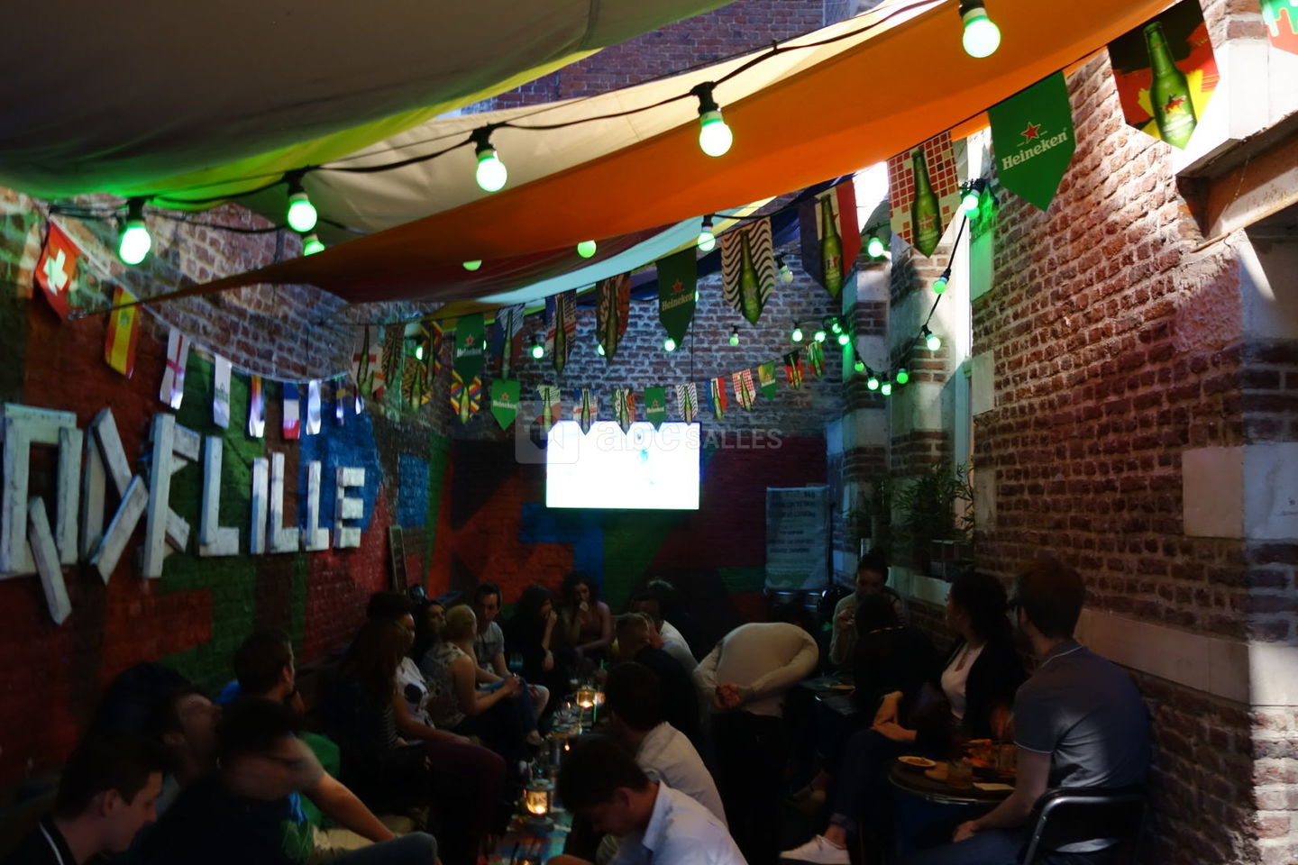 Intérieur du Quai des Bananes Lille, bar à cocktails et lumières tamisées