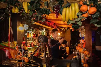 Cocktail signature au Quai des Bananes Lille, verrerie élégante sur comptoir