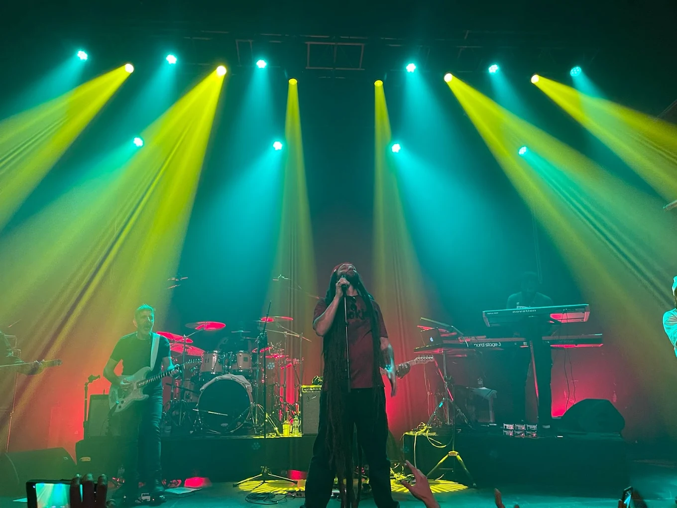 Intérieur du Rockstore Montpellier en soirée, piste de danse et lumière de scène