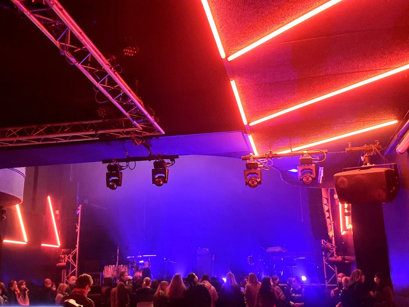 Ambiance club au Rockstore Montpellier, foule étudiante et DJ booth en fond