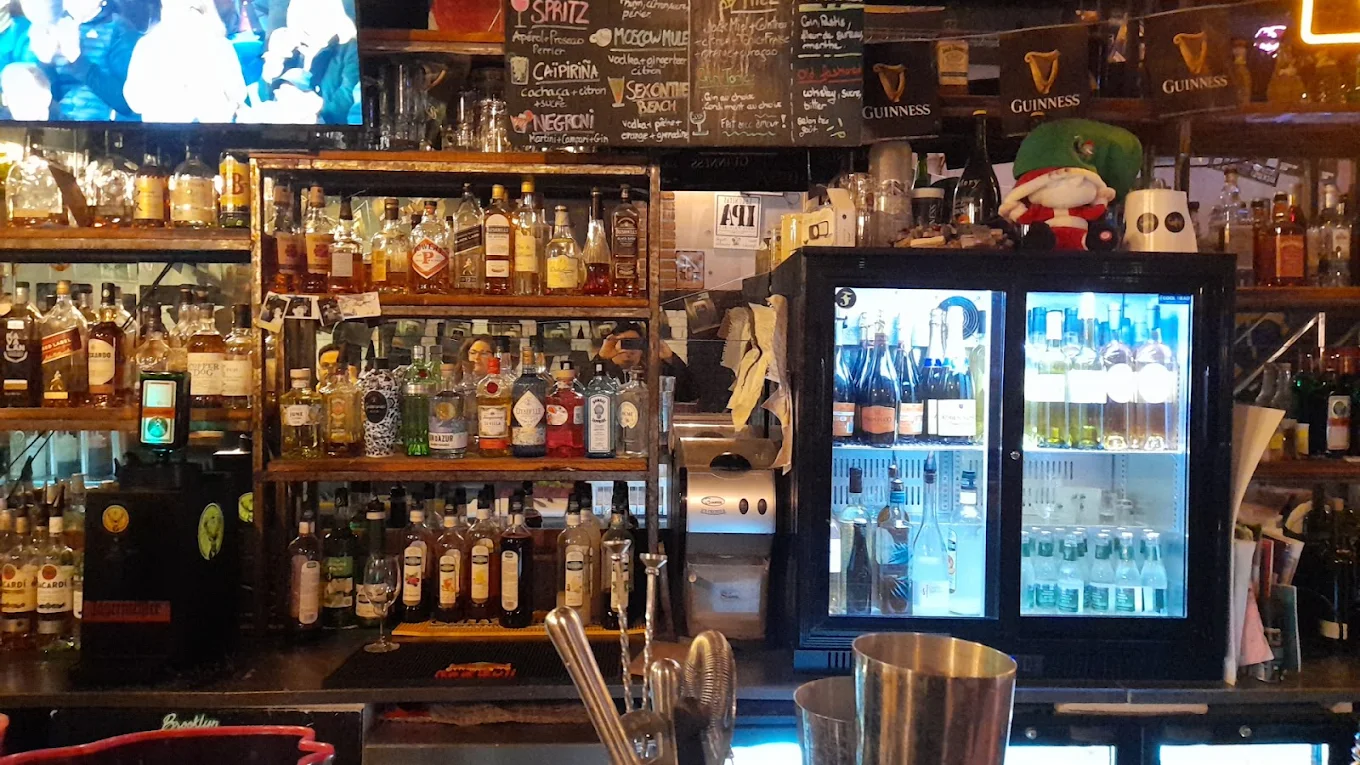 The F Pub Marseille – comptoir et tireuses à bière