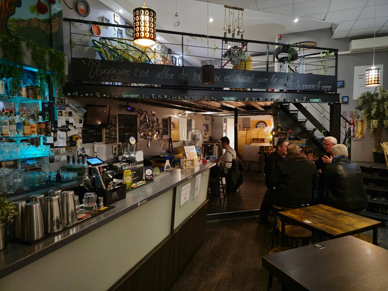 Intérieur de Wanderlust Lyon avec déco carte‑postale et étagères