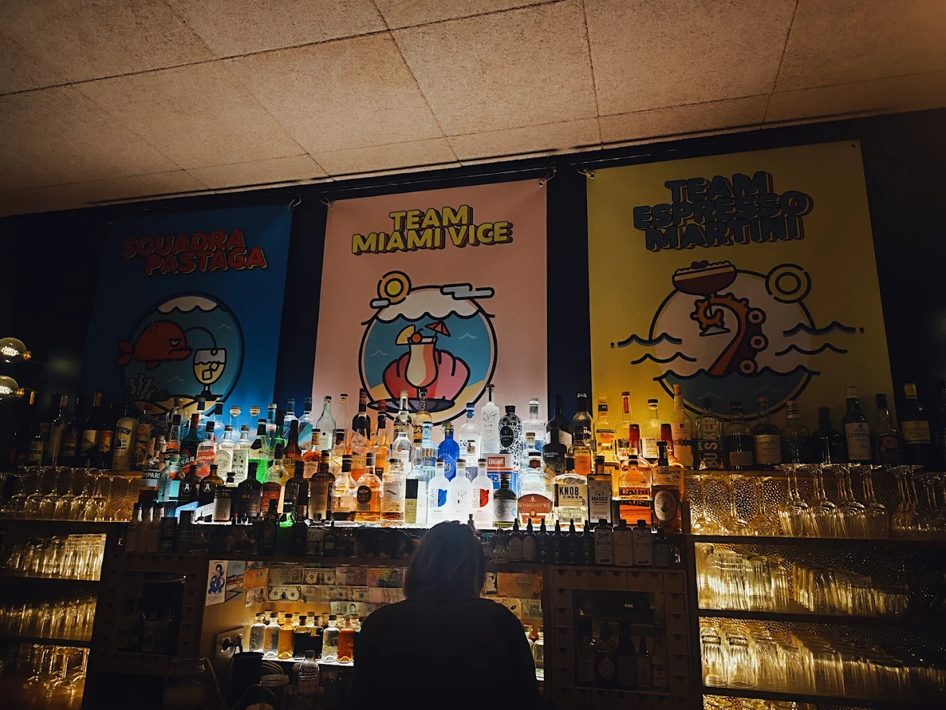 CopperBay Marseille - comptoir et cocktails colorés